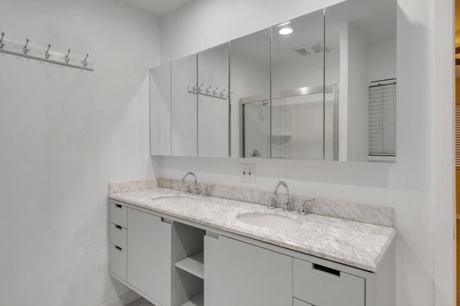 Building Photo - Charming 4 Bedroom / 3 Bathroom house in the lovely neighborhood of Lake View Terrace