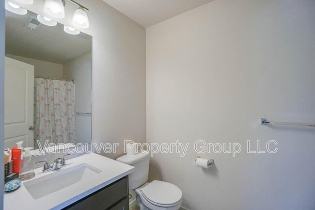 Building Photo - 2001 NE 4 Seasons Ln