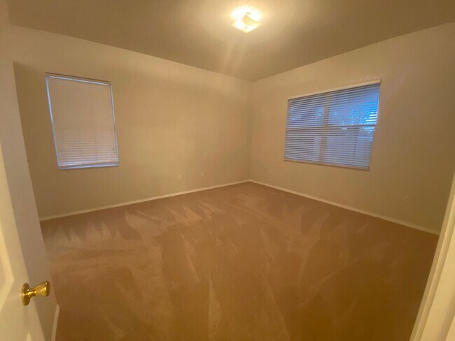 Building Photo - 4 Bedroom 2 Bath home in Winter Haven for RENT!