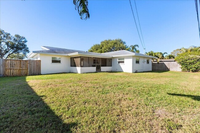 Building Photo - 13923 Brewster Dr