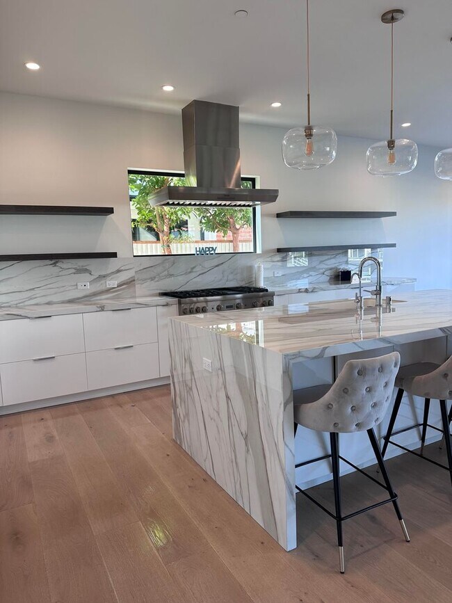 Building Photo - Stunning Waterfront Home in the Channel Islands Harbor.