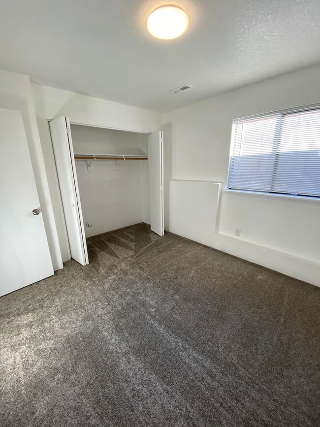 Building Photo - Large 2 bedroom, 1.5 bathroom Townhouse st...