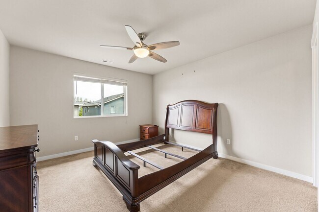 Building Photo - Perfect and Picturesque and Furnished!