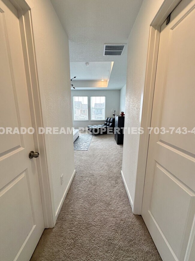Building Photo - Luxurious fully-furnished home in Dove Vil...