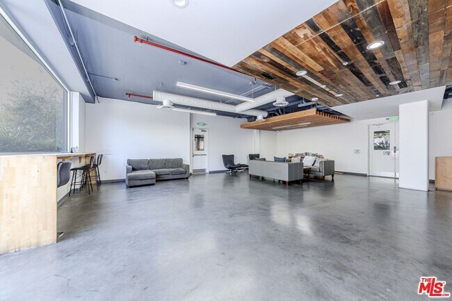 Building Photo - 105 S Mariposa Ave