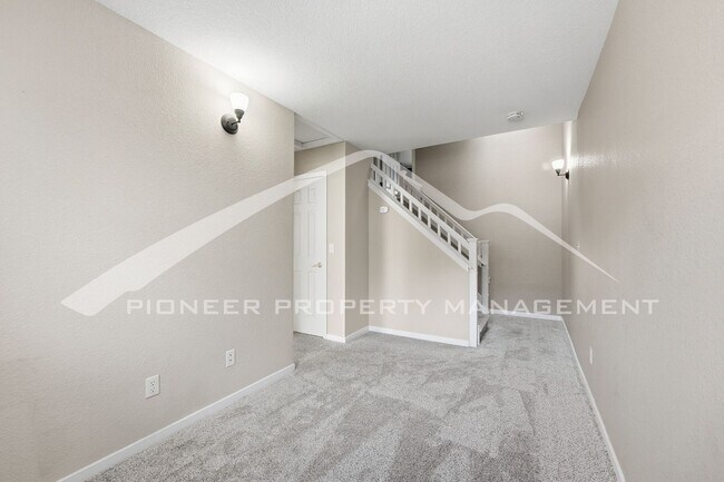 Building Photo - Spacious Townhouse with Central AC and Was...
