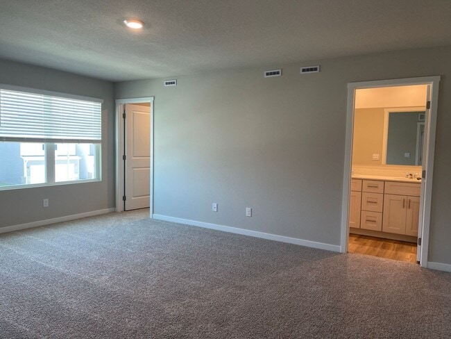 Building Photo - Beautiful 3 bed, 2 bath townhome $2200