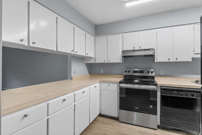 Building Photo - Freshly Updated 2BR Condo with Private Balcony, Community Pool, & In-Unit Laundry