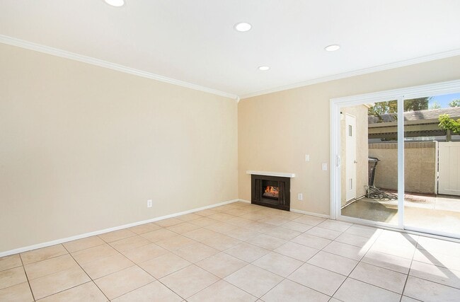 Building Photo - Live by the Lakeside -  Upgraded Spacious TOWNHOME in Lakeside Park