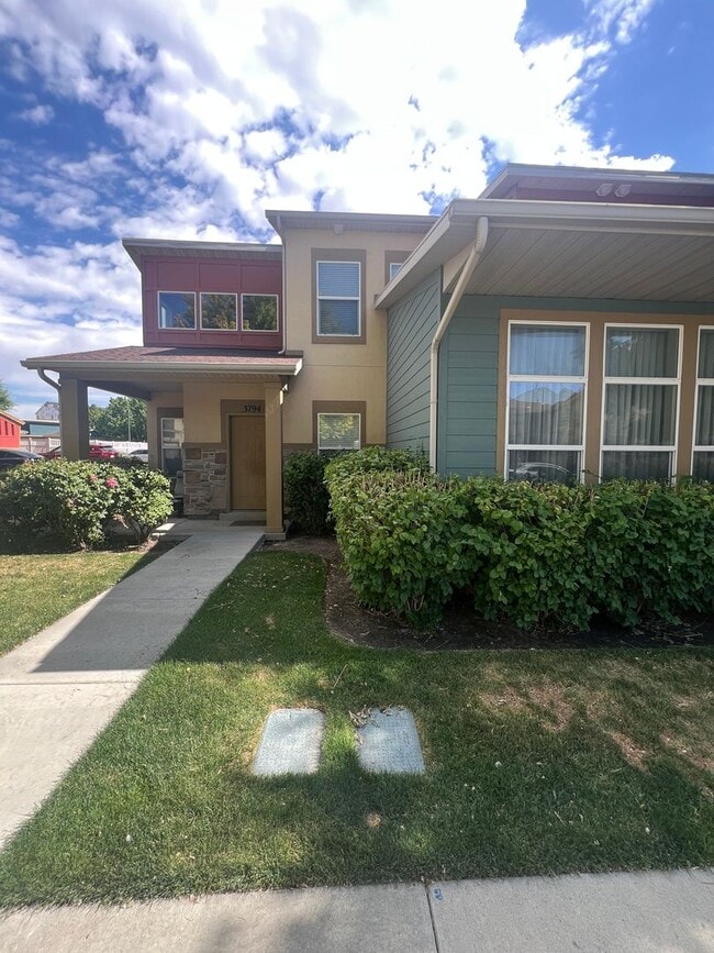 Building Photo - Awesome Townhome End-unit in South Jordan