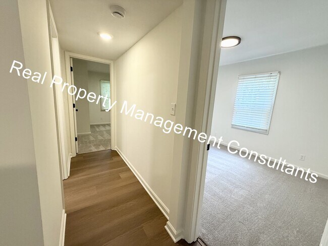 Building Photo - 4 Bed 2 Bath Prairie Village ranch style home!