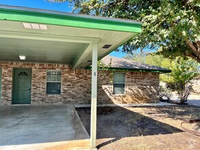 Building Photo - 2 Bedroom / 1 Bath **Cozy Unit in Pleasant...