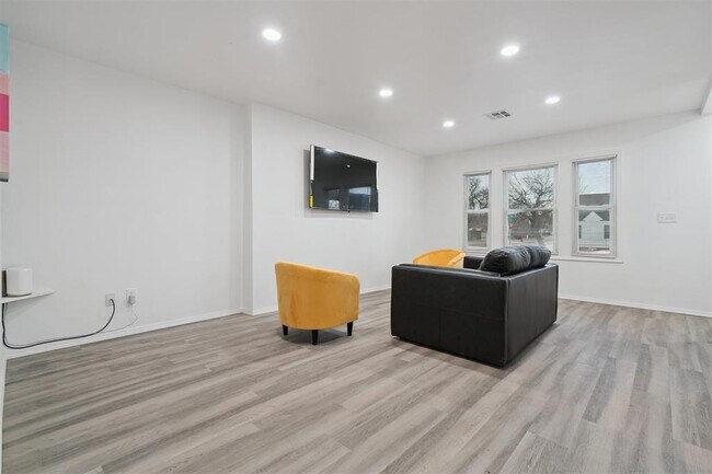 Building Photo - 1200 NE 17th St