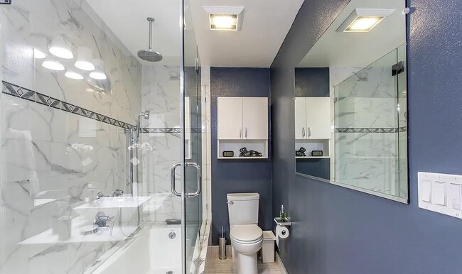 Building Photo - 8530 Holloway Dr