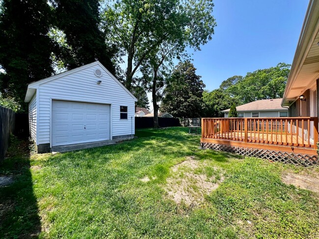 Building Photo - Gorgeous fully renovated 4 bedroom home in...
