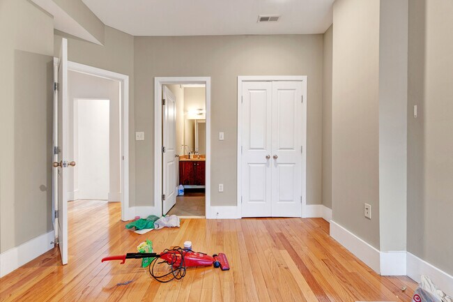 Building Photo - 1346 Kenyon St NW