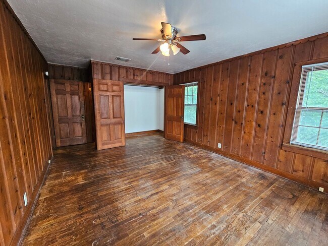 Building Photo - Ready for immediate move in! 2bed 1 bath a...