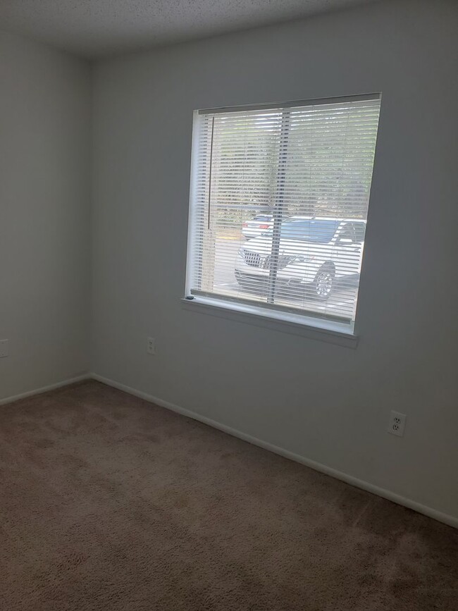 Building Photo - Spacious 1 Bedroom 1 Bath  With additional...