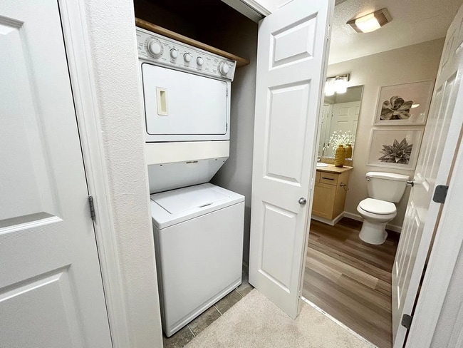 Building Photo - Dream location for commuter or anyone who ...