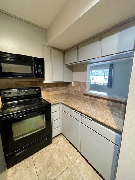 Kitchen - 6811 Alvarado Rd