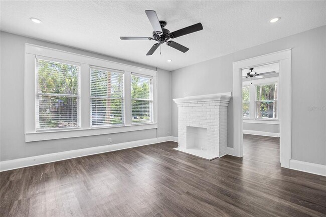 Building Photo - 3107 S Esperanza Ave