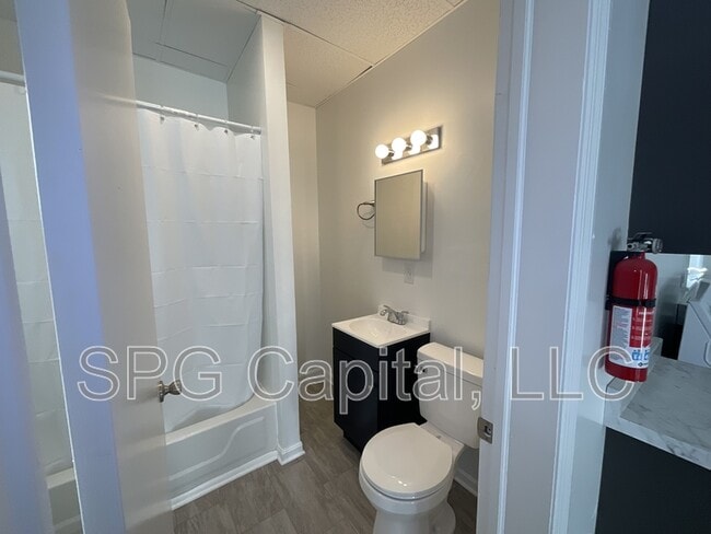 Building Photo - 122 Ann St