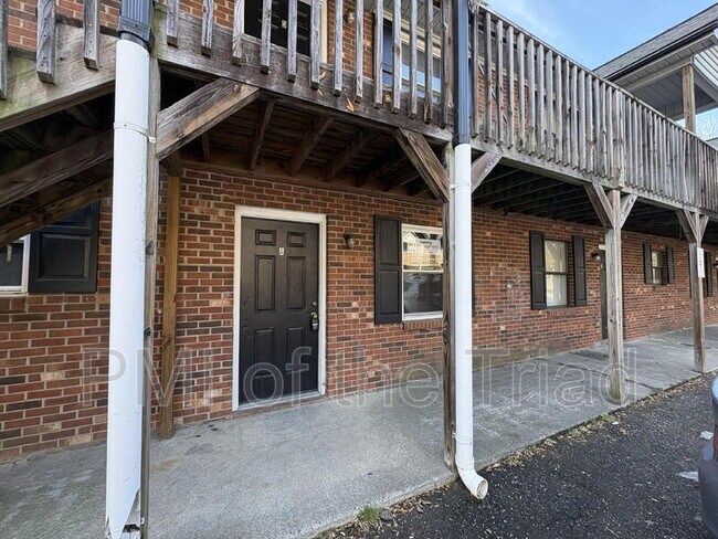 Building Photo - 1600 Oak Croft St