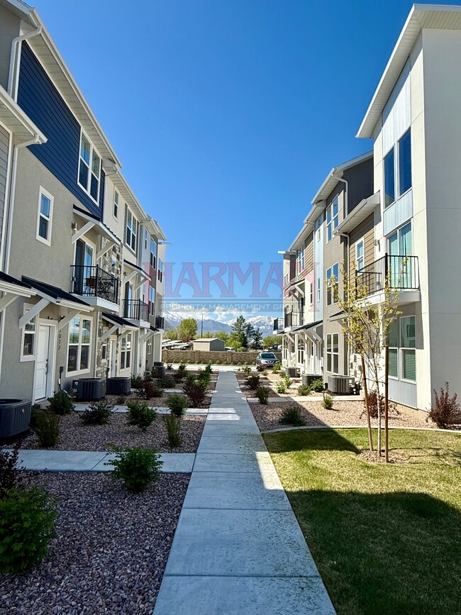 Building Photo - 1063 S