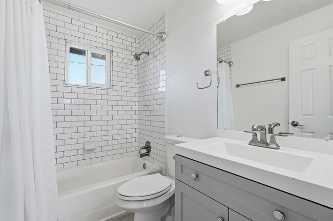 Building Photo - 1320 N 48th Pl