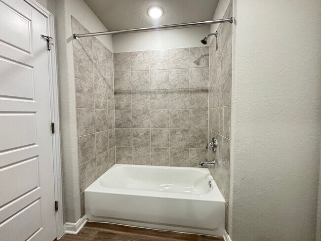 Building Photo - Luxury Living in the Heart of Cibolo!
