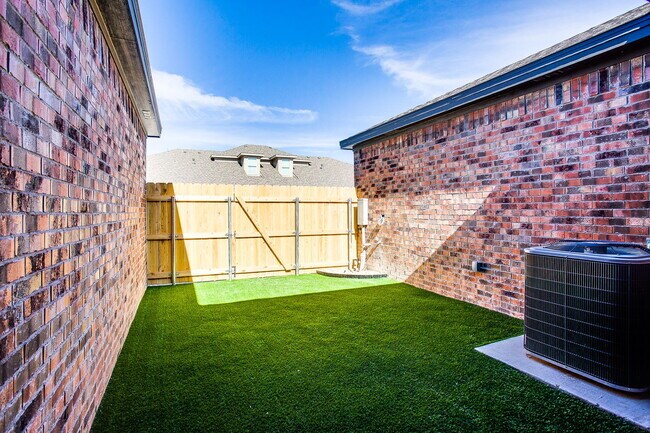 Building Photo - Wonderful Townhome in Cooper District!