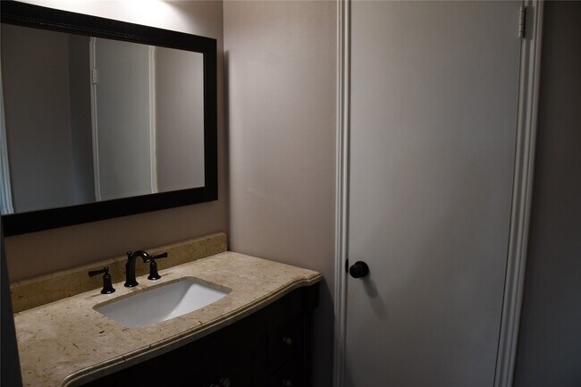 Building Photo - 2316 Shadowdale Dr