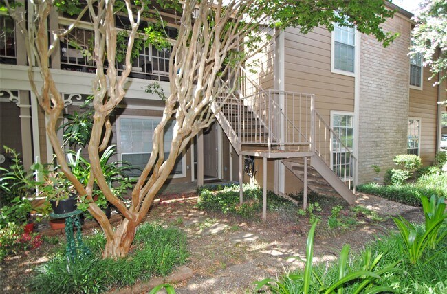 Building Photo - 1860 White Oak Dr