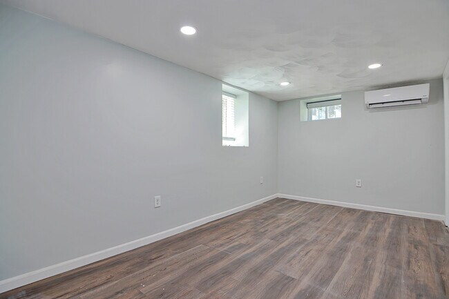 Building Photo - 29 Laurel Rd