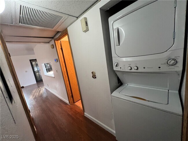 Building Photo - 5070 Jeffreys St