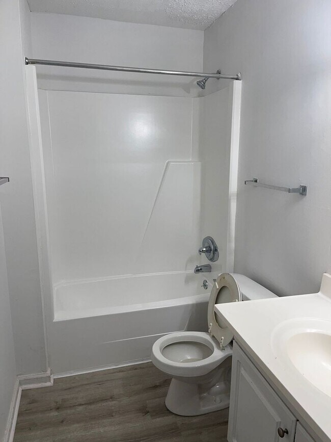 Building Photo - Modern 2-Bed, 1-Bath Oasis with Central Air and Gourmet Kitchen