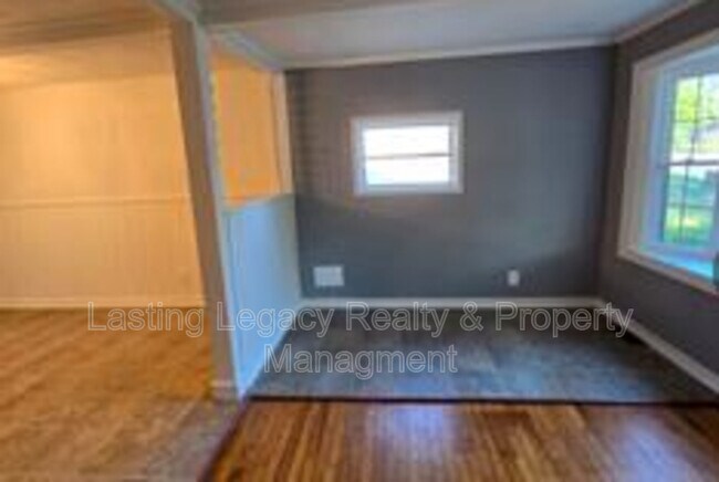 Building Photo - 113 25th St