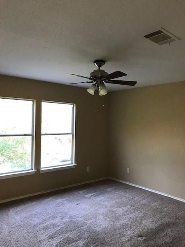 Building Photo - 4 Bed / 2 Bath Home in Great South Austin Location