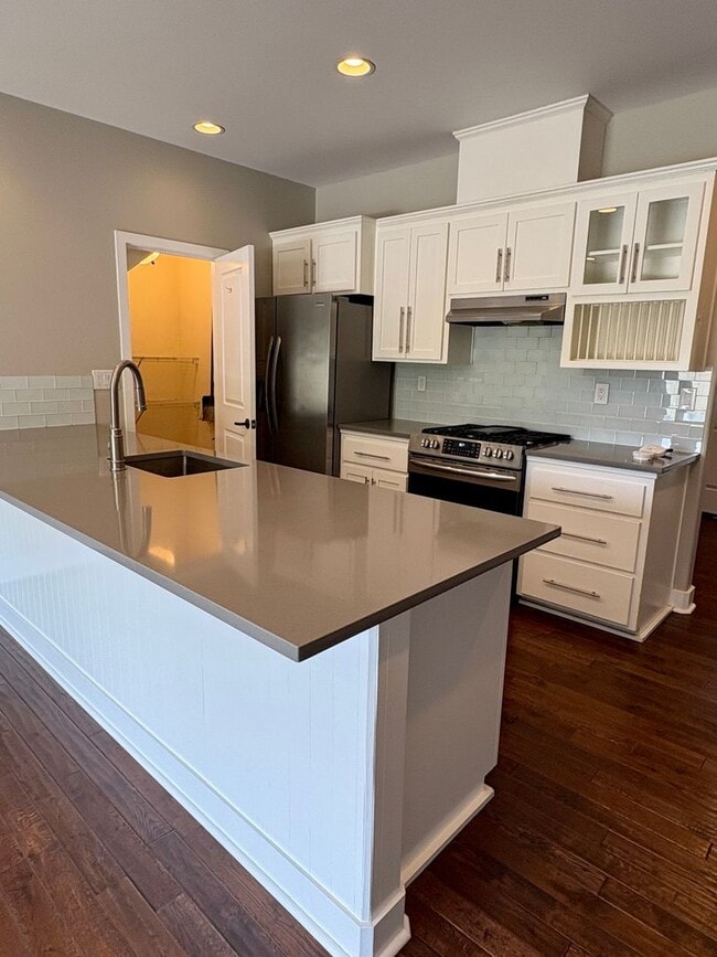 Building Photo - Central Point - Refined Townhouse with Dual Primary Suites