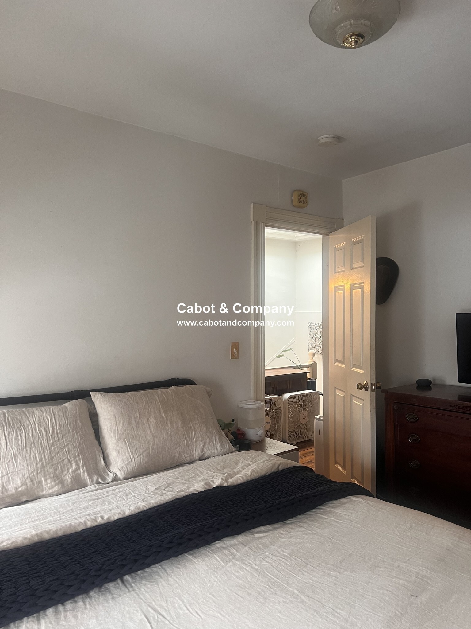 Building Photo - 18 Mead St