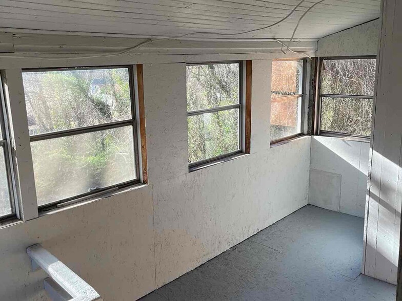 Building Photo - 229 Holbrook St