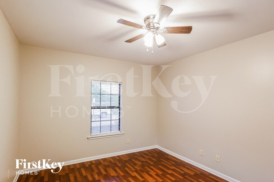 Building Photo - 601 Enclave Ln