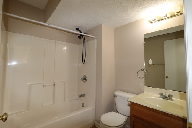 Building Photo - 406 Lakeview Dr