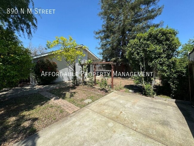 Building Photo - 890 N M St