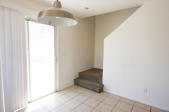 Building Photo - Well-Maintained 3 Bed, 2.5 Bath Home with Garage & Private Backyard