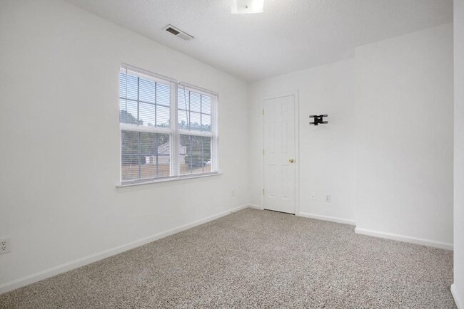Building Photo - An adorable home! Pets Welcome!