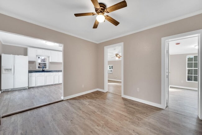 Building Photo - 418 E Avenue F