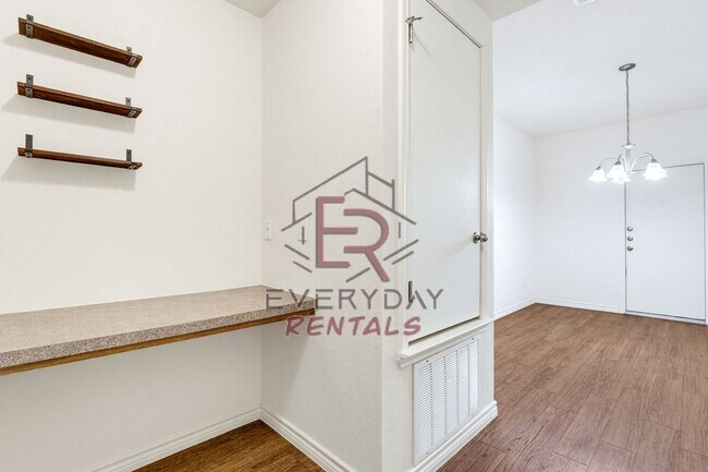 Building Photo - 913 Ashwood St