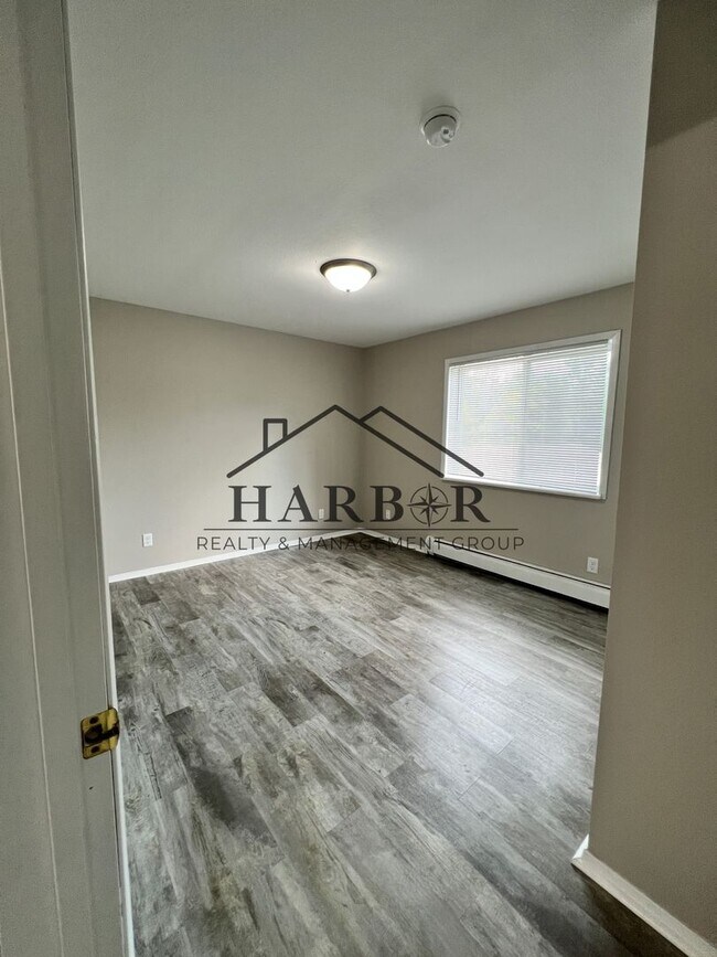 Building Photo - Renovated 2 Bedroom 1 Bath - Special: Lowe...