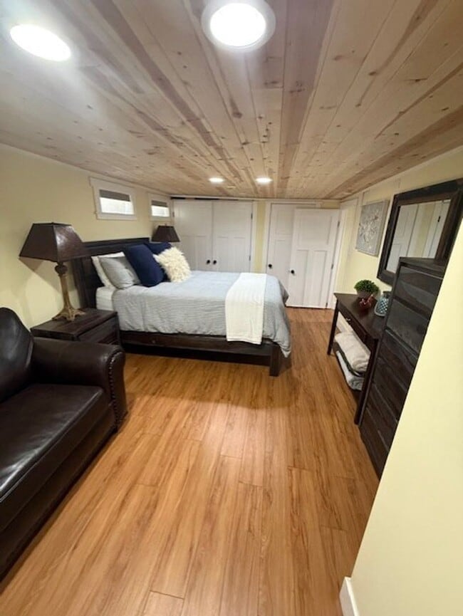 Building Photo - Live in the heart of Roslyn, walk to shops dining and trailheads!